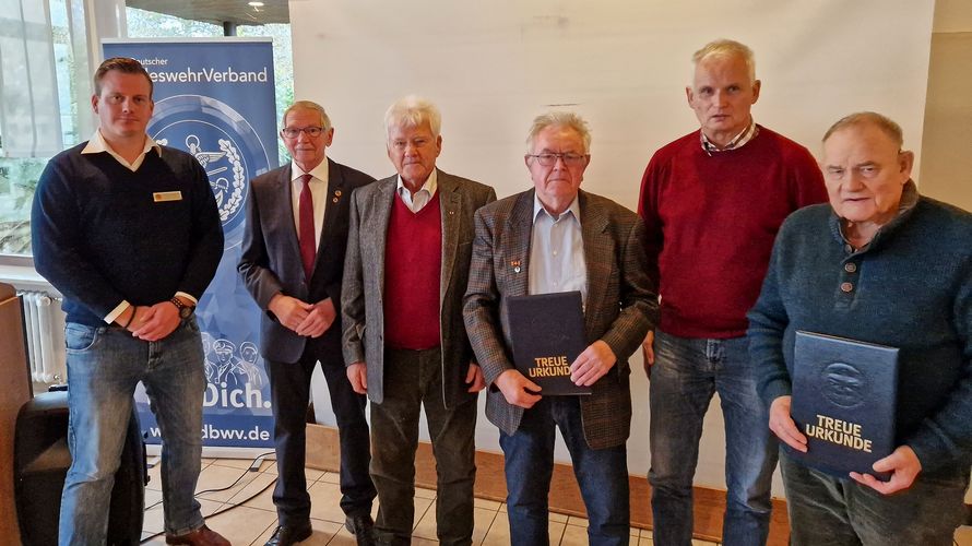 Bezirksvorsitzender Christian Schleicher (v.l.), KERH-Vorsitzender Hauptmann a.D. Heinrich Herbort, der 80-jährige Oberstleutnant a.D. Peter Lüttge, und die geehrten Hptm a.D. Dieter Dammer, die Stabsfeldwebel a.D. Peter Plößer und Erhard Kusikowski. Foto: Schleicher