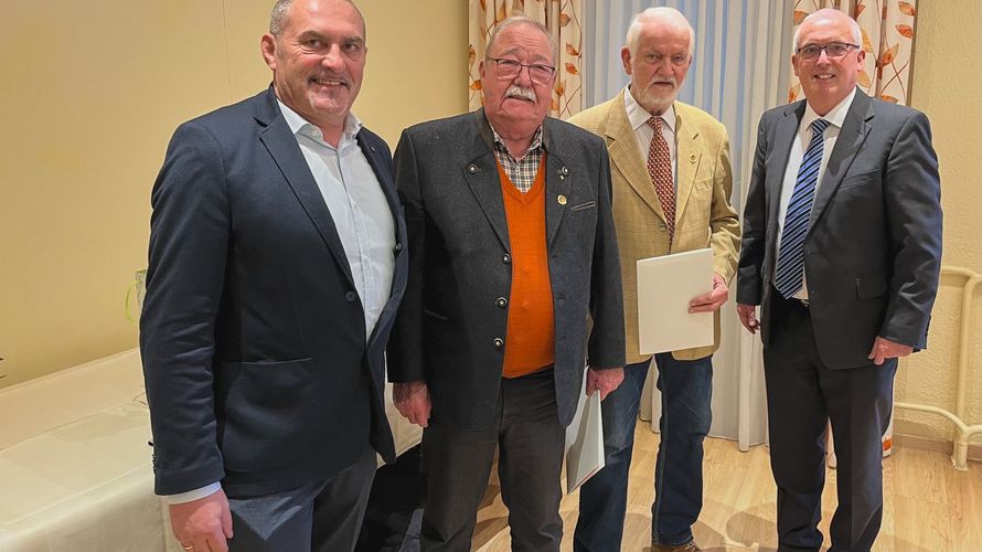 Nach dem Grußwort wurden die Stabsfeldwebel a.D. Hans-Joachim Petersen und Roland Bräuer für ihre 50-jähre Mitgliedschaft im DBwV geehrt. Foto: KERH Bruchsal