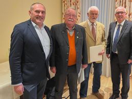 Nach dem Grußwort wurden die Stabsfeldwebel a.D. Hans-Joachim Petersen und Roland Bräuer für ihre 50-jähre Mitgliedschaft im DBwV geehrt. Foto: KERH Bruchsal