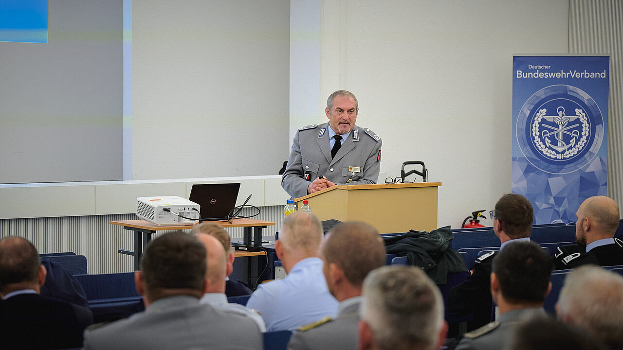 Bei der BS-Tagung des Landesverbandes nahm sich Landesvorsitzender Oberstleutnant a.D. Josef Rauch den sicherheitspolitischen Herausforderungen mit ihren Auswirkungen auf die Bundeswehr aus Sicht des DBwV an. Foto: IK