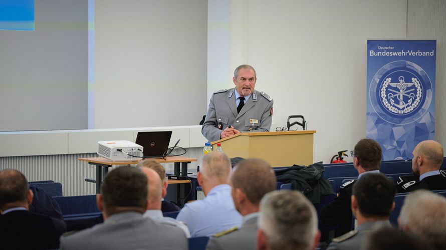 Bei der BS-Tagung des Landesverbandes nahm sich Landesvorsitzender Oberstleutnant a.D. Josef Rauch den sicherheitspolitischen Herausforderungen mit ihren Auswirkungen auf die Bundeswehr aus Sicht des DBwV an. Foto: IK