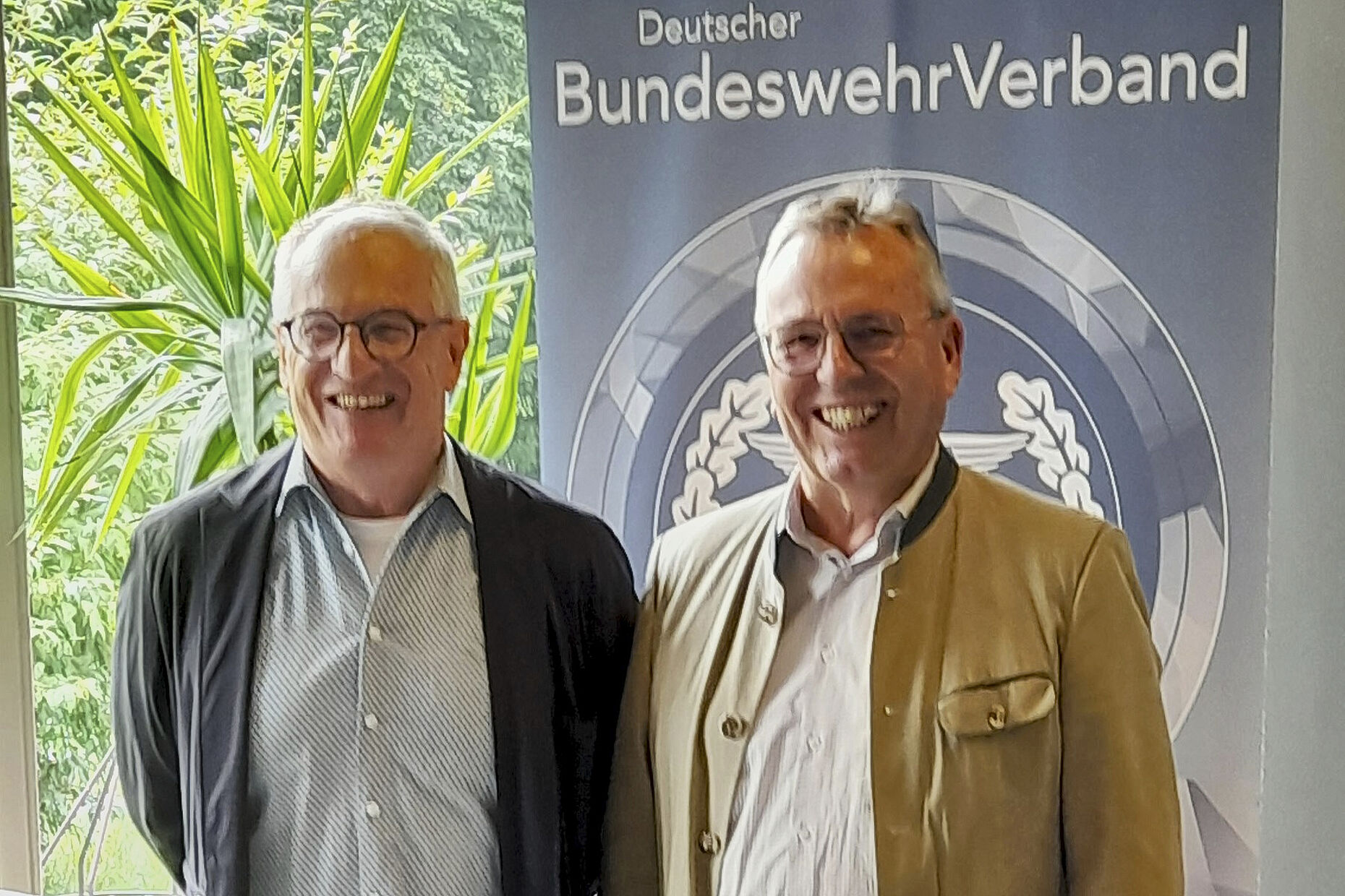 Der Stellvertretende Vorsitzende der KERH, Hauptmann a.D. Johannes Kampfl, zeichnete Oberstleutnant a.D. Rainer Kanus für seine 50 Jahre Mitgliedschaft im DBwV aus. Fotos: Klaus Schwarzenberger