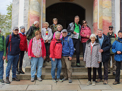 Die Wandergruppe der Kameradschaft ERH München besuchte bei ihrer Frühlingswanderung die Heilig-Kreuz-Kirche auf dem Kalvarienberg. Foto: Günther Schmitt