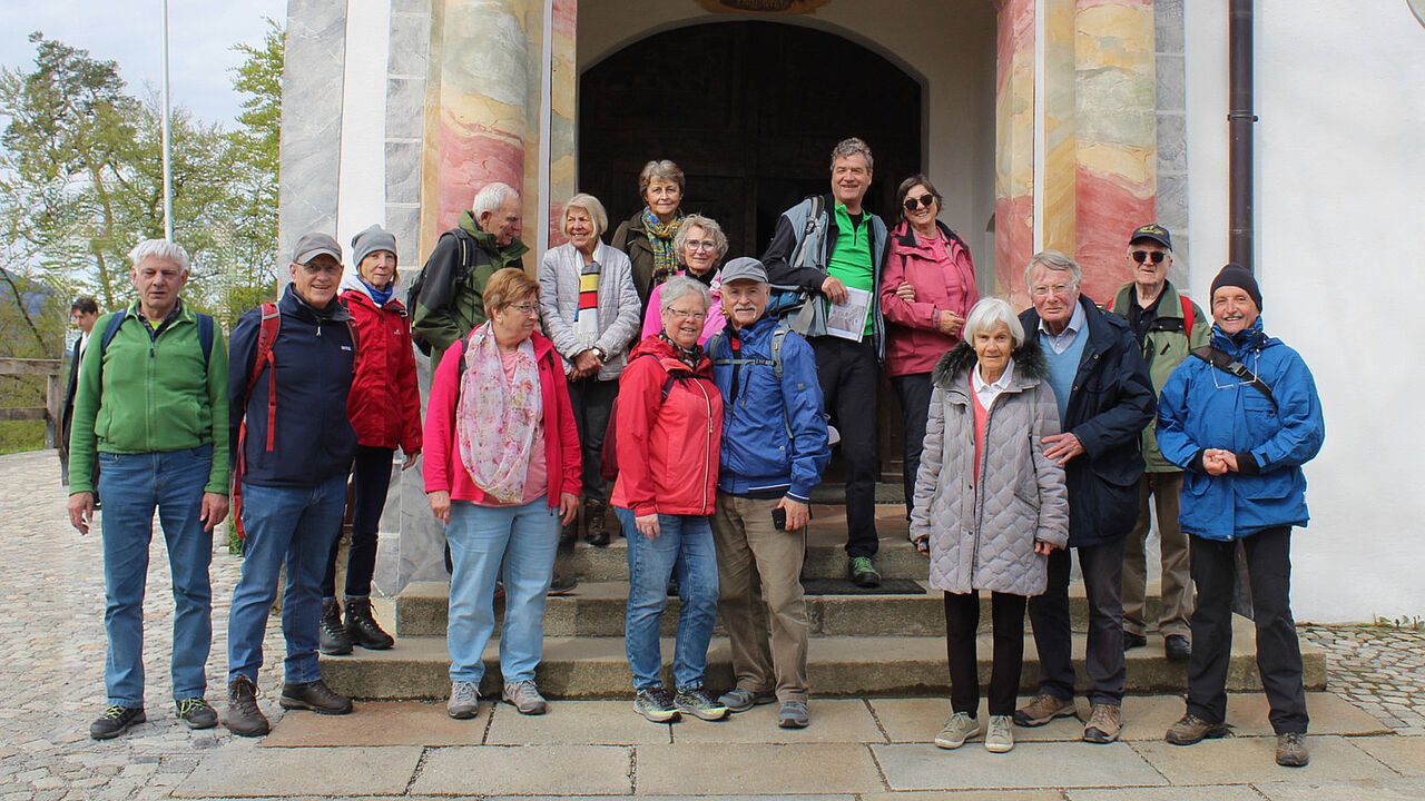 Die Wandergruppe der Kameradschaft ERH München besuchte bei ihrer Frühlingswanderung die Heilig-Kreuz-Kirche auf dem Kalvarienberg. Foto: Günther Schmitt