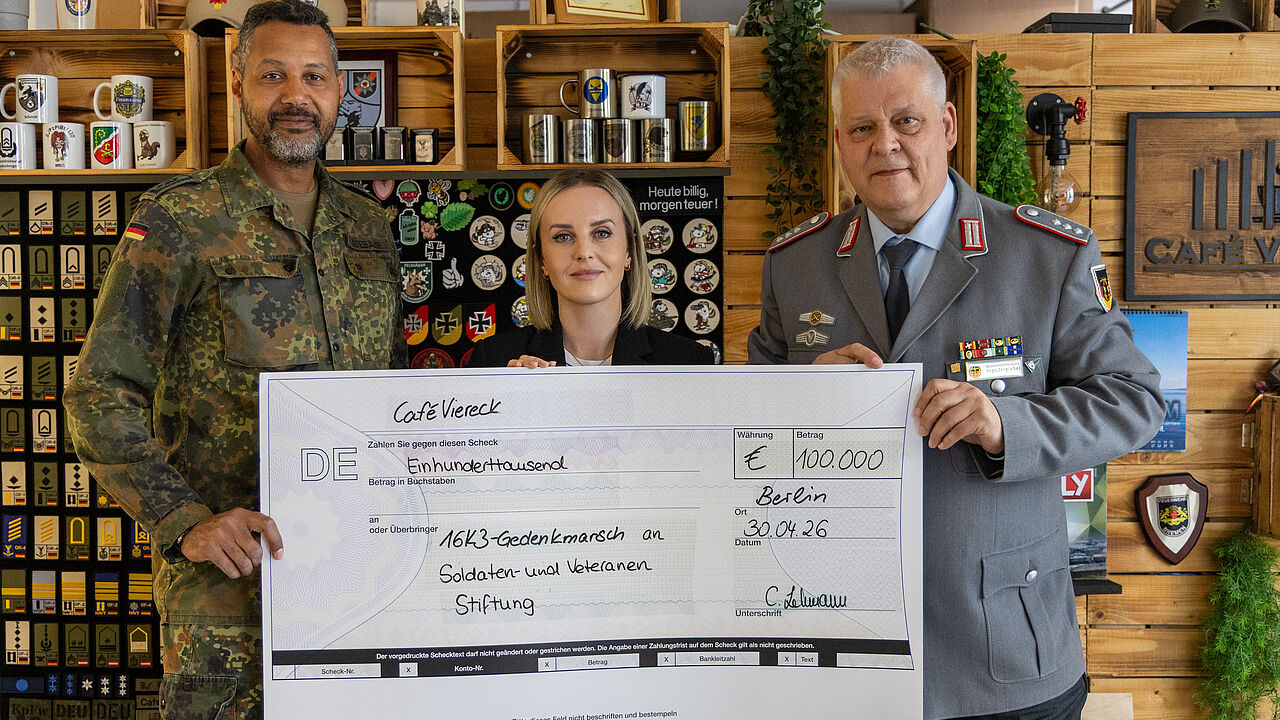 Im Café Viereck bekommt SVS-Vorsitzender Hauptmann a.D. Ingo Zergiebel den Spendencheck in Höhe von 100.000 Euro von Naef Adebahr und Catherina Lehmann überreicht. Foto: DBwV/Sarina Flachsmeier