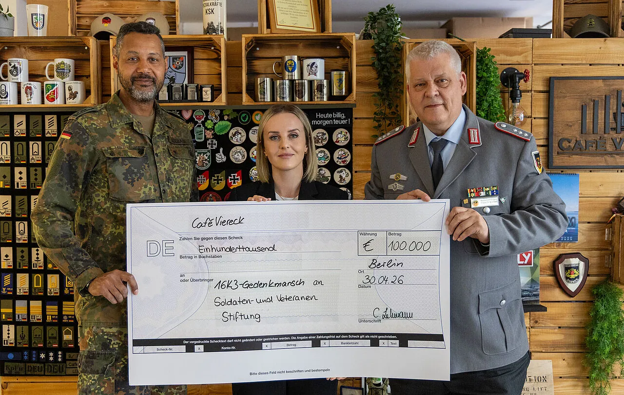 Im Café Viereck bekommt SVS-Vorsitzender Hauptmann a.D. Ingo Zergiebel den Spendencheck in Höhe von 100.000 Euro von Naef Adebahr und Catherina Lehmann überreicht. Foto: DBwV/Sarina Flachsmeier