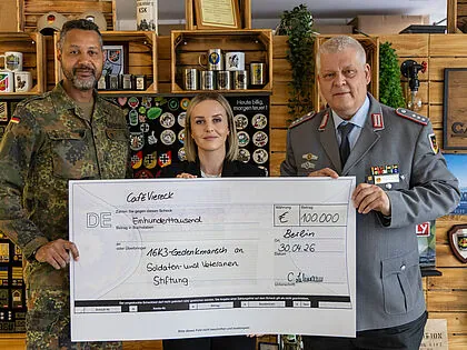 Im Café Viereck bekommt SVS-Vorsitzender Hauptmann a.D. Ingo Zergiebel den Spendencheck in Höhe von 100.000 Euro von Naef Adebahr und Catherina Lehmann überreicht. Foto: DBwV/Sarina Flachsmeier