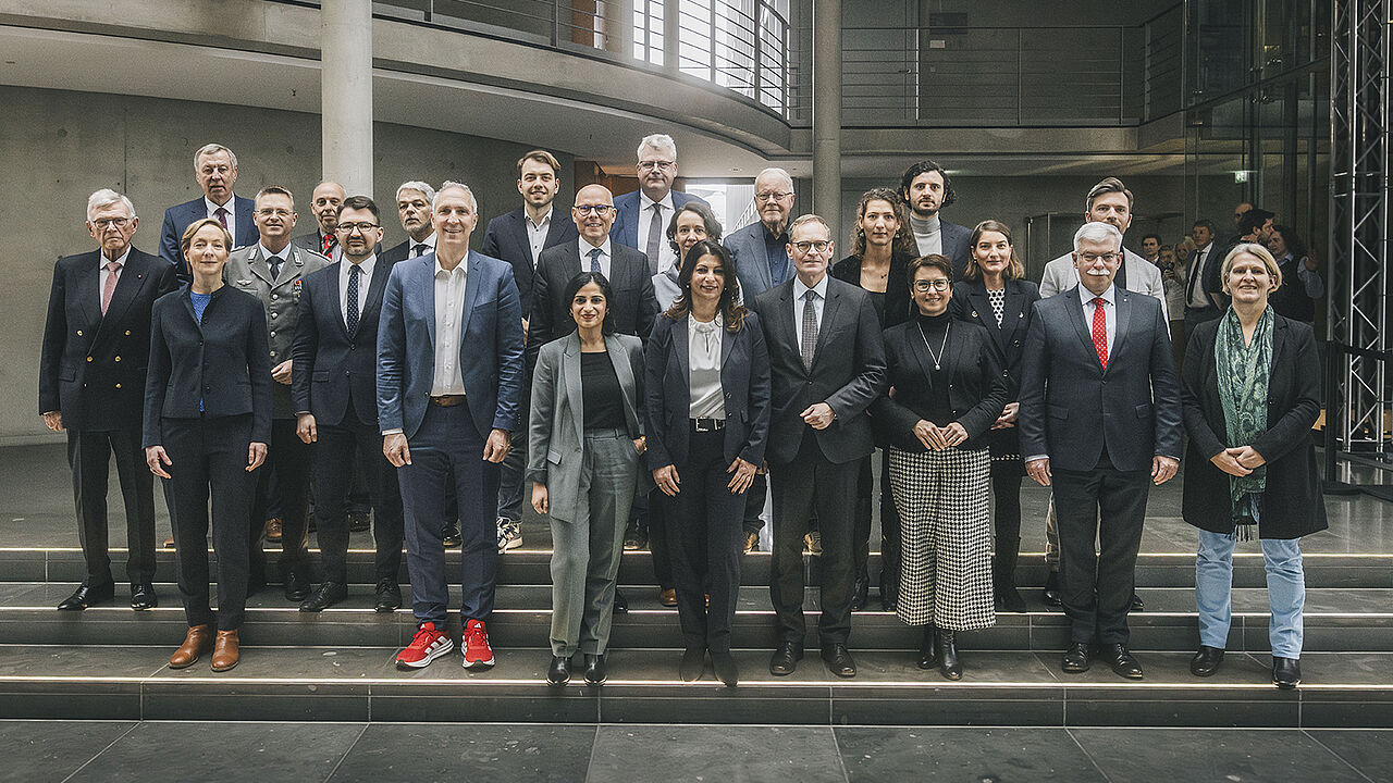 Die Mitglieder der Enquete-Kommission „Lehren aus Afghanistan für das künftige vernetzte Engagement Deutschlands“ im Gruppenbild. Foto: Deutscher Bundestag/Xander Heinl