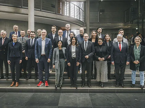 Die Mitglieder der Enquete-Kommission „Lehren aus Afghanistan für das künftige vernetzte Engagement Deutschlands“ im Gruppenbild. Foto: Deutscher Bundestag/Xander Heinl
