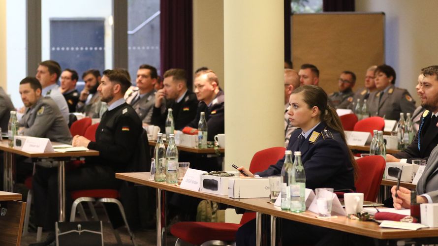 Rund 50 Soldatinnen und Soldaten waren bei der Mannschaftstagung des DBwV in Berlin dabei. Foto: DBwV/Flachsmeier