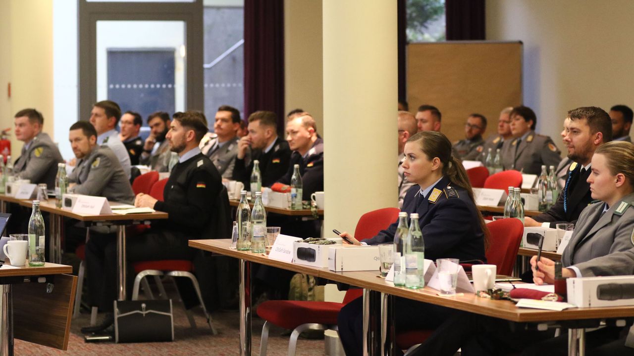 Rund 50 Soldatinnen und Soldaten waren bei der Mannschaftstagung des DBwV in Berlin dabei. Foto: DBwV/Flachsmeier