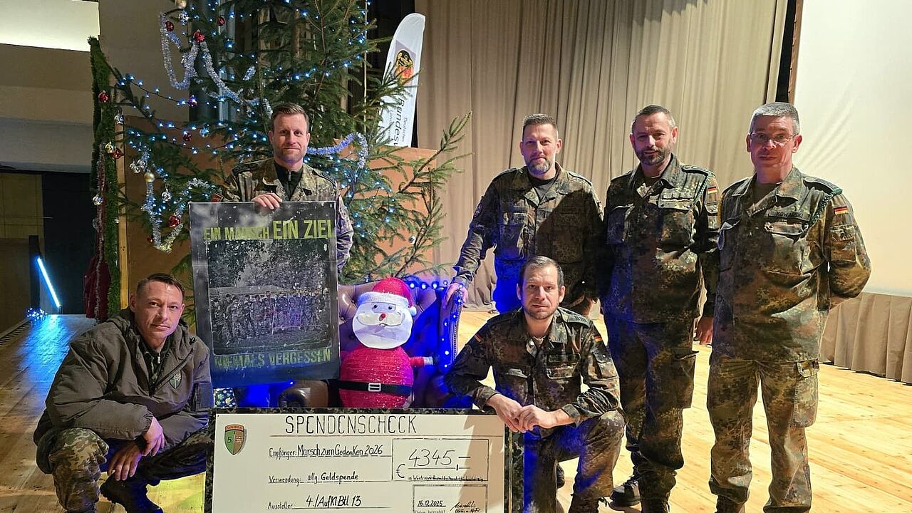 Über 4000 Euro sammelte die 4. Kompanie des Aufklärungsbataillons 13 für den „Marsch zum Gedenken": Stabsfeldwebel Matz ( Organisationsteam MzG, von links), Oberstabsfeldwebel Oetting (Spieß MzG), Hauptfeldwebel Schmidt (Organisationsteam MzG), Oberstabsgefreiter Hellmann (kniend, MBF Soldat 4./13), Stabsfeldwebel Brodmann (StDstBearbSK 4./13) und OStFw Oberstabsfeldwebel Kowalski (KpFw 4./13). Foto: Jörg Kowalski