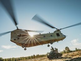CH-47F Chinook der U.S. Army bei der NATO-Übung Green Griffin im Jahr 2021 auf dem Truppenübungsplatz Klietz. Foto: Bundeswehr/Jana Neumann