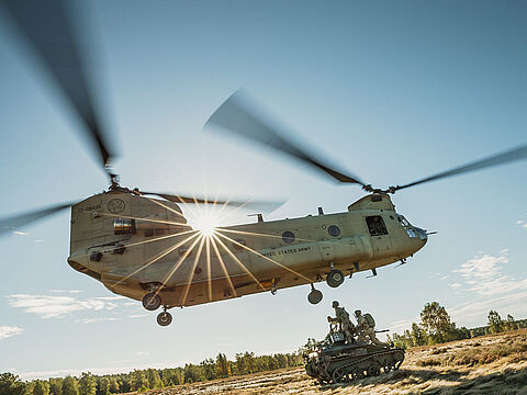 CH-47F Chinook der U.S. Army bei der NATO-Übung Green Griffin im Jahr 2021 auf dem Truppenübungsplatz Klietz. Foto: Bundeswehr/Jana Neumann