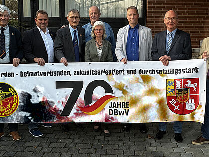 Die Führung der ERH-Kameradschaft Hannover mit ihrem Vorsitzenden Oberst a.D. Ortwin Timm (l.) und dem Bezirksvorsitzenden 5, Hauptmann a.D. Rainer Barz (2.v.l.). Foto: LV Nord