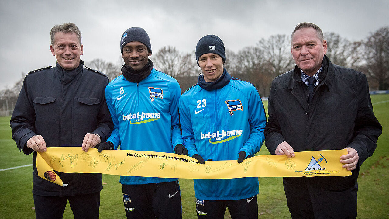 Der stellvertreteDer stellvertretende Bundesvorsitzende, Hauptmann Andreas Steinmetz (l.), und der Landesvorsitzende Ost, Hauptmann a.D. Uwe Köpsel (r.), mit den Hertha-Profis Salomon Kalou (Nr. 8) und Mitchell Weiser Foto: DBwV/Scheurernde Bundesvorsitze