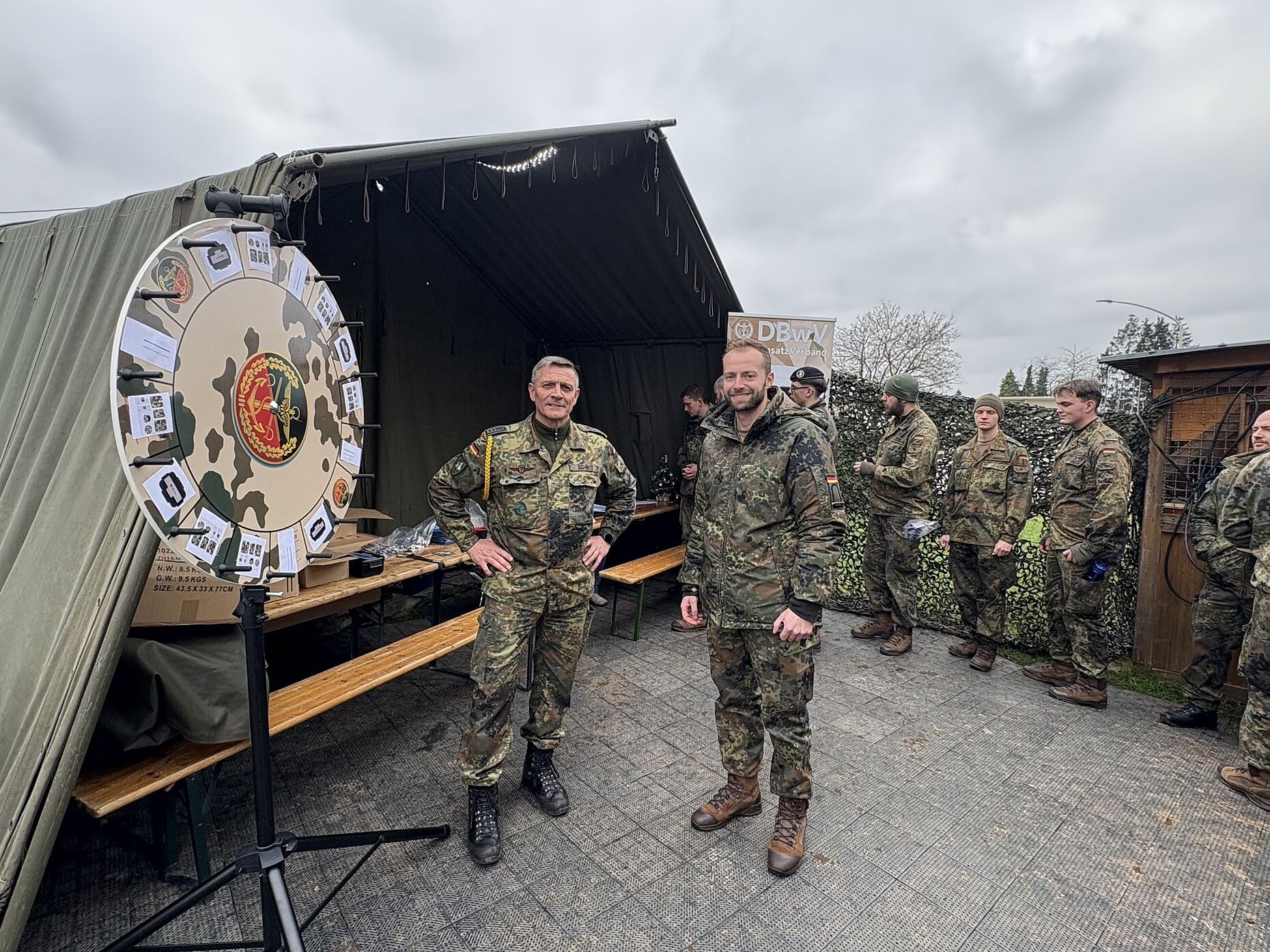 Alljährlich organisiert der „Spieß“ und TruKa Vorsitzende Oberstabsfeldwebel Frank Schmitt (links) mit seinem Team eine besondere Weihnachtsfete für die DBwV Mitglieder in Lebach. Foto: TruKa 
