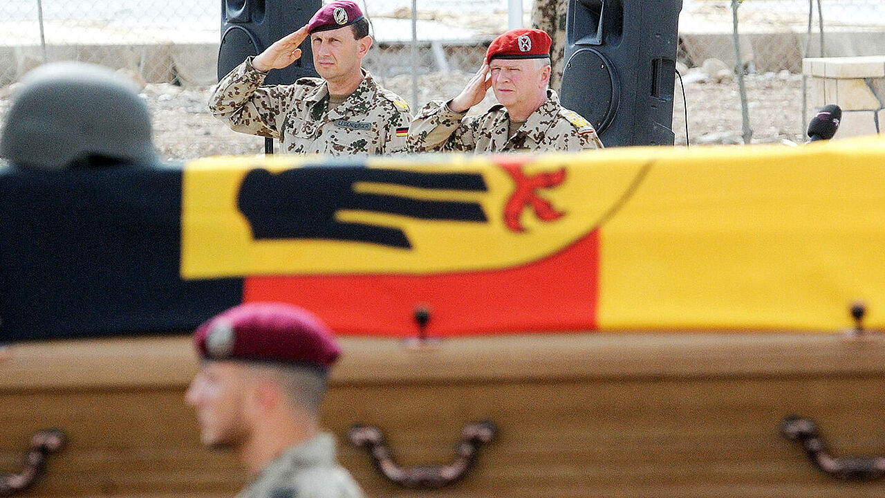 Drei Soldaten verloren durch das Karfreitagsgefecht ihr Leben. Die Kameraden nehmen Abschied von den Gefallenen. Foto: dpa/Maurizio Gambarini