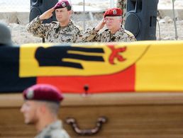 Drei Soldaten verloren durch das Karfreitagsgefecht ihr Leben. Die Kameraden nehmen Abschied von den Gefallenen. Foto: dpa/Maurizio Gambarini