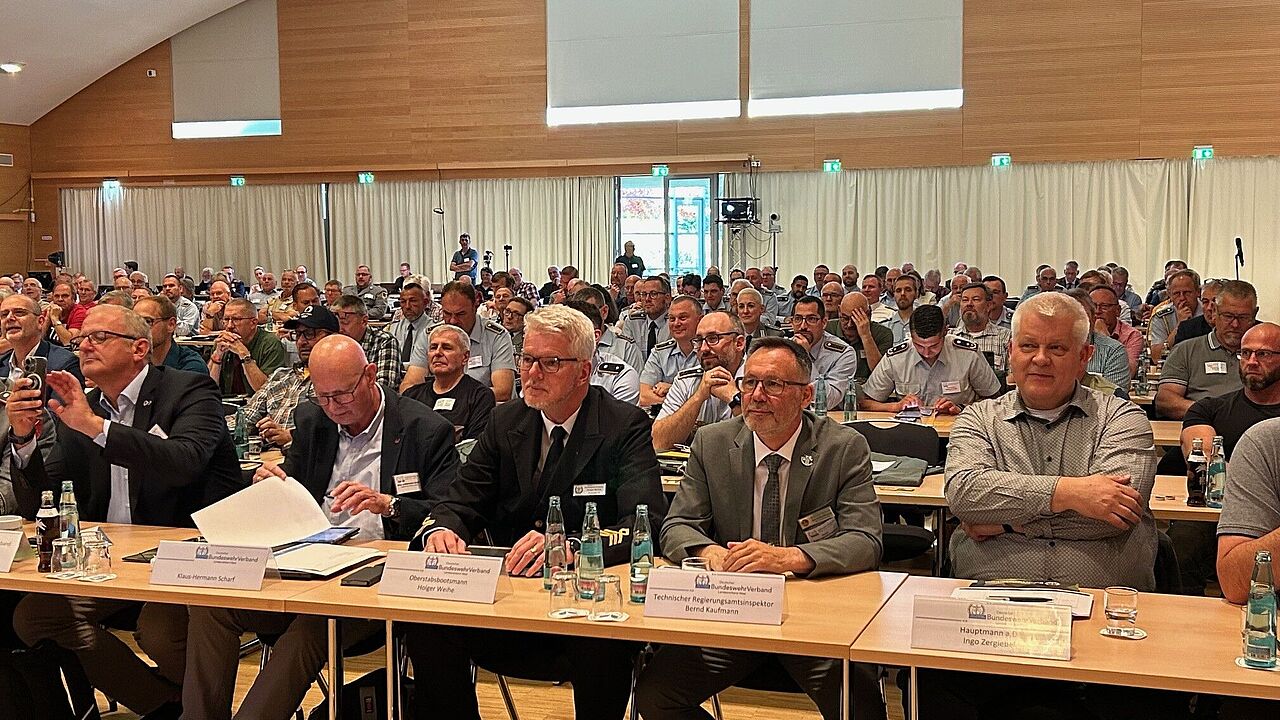 Auf dem Weg zur Hauptversammlung: 200 Delegierte des Landesverbands West eröffnen den Reigen der Landesversammlungen. Foto: DBwV/Frank Jungbluth