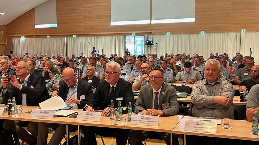 Auf dem Weg zur Hauptversammlung: 200 Delegierte des Landesverbands West eröffnen den Reigen der Landesversammlungen. Foto: DBwV/Frank Jungbluth