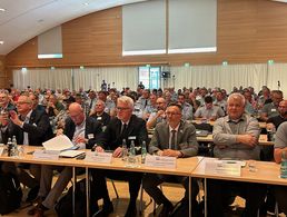 Auf dem Weg zur Hauptversammlung: 200 Delegierte des Landesverbands West eröffnen den Reigen der Landesversammlungen. Foto: DBwV/Frank Jungbluth
