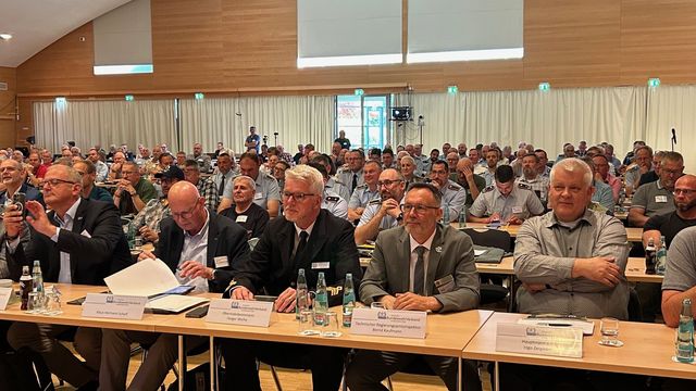 Auf dem Weg zur Hauptversammlung: 200 Delegierte des Landesverbands West eröffnen den Reigen der Landesversammlungen. Foto: DBwV/Frank Jungbluth