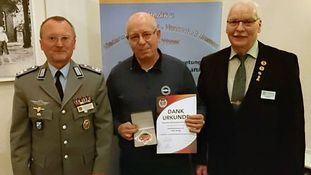 Nach der Ehrung (v.l.): Struckmeier, Rettig und Hegemann