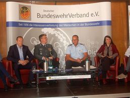 Die Podiumsdiskussion fand zweieinhalb Wochen vor der Wahl statt (Foto: LV Nord/DBwV)