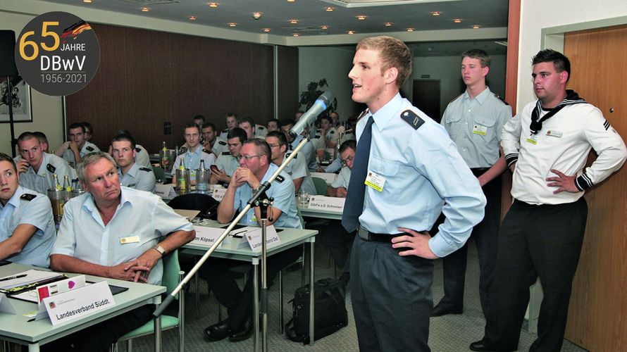 In der Fragerunde des letzten Parlaments der Wehrpflichtigen im Juni 2010 nehmen die Delegierten kein Blatt vor den Mund. Foto: DBwV