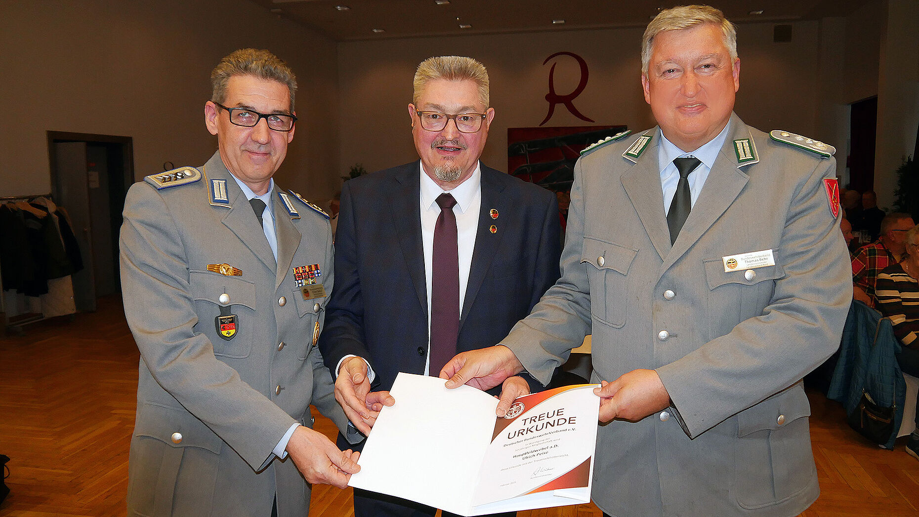 v.l.: Oliver Sekuli, Ulrich Peise und Thomas Behr nach Auszeichnung des Kameradschaftsvorsitzenden. Foto: DBwV/LV Nord
