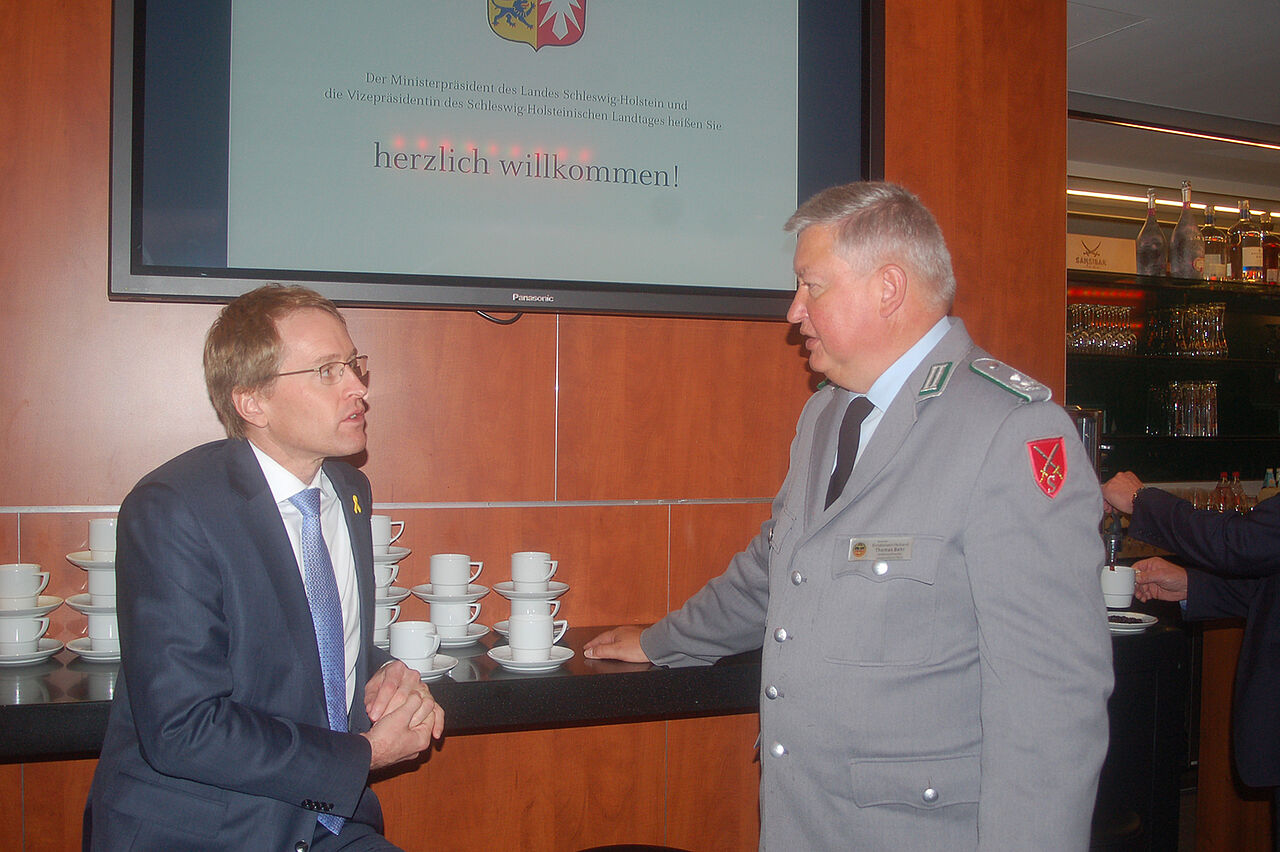 Thomas Behr (r.) im Gespräch mit Ministerpräsident Daniel Günther. Foto: DBwV/Johann Fritsch