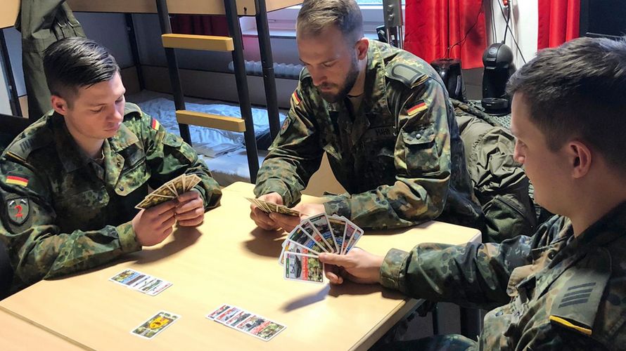 Die 2. Kompanie des Aufklärungsbataillons 6 schult Fähigkeiten im Rahmen der Freund-Feindkennung neuerdings per Quartett. Foto: Bundeswehr/Oliver Radulovic