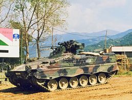 Ein Schützenpanzer Marder im Sommer 1999 in Prizren. 20 Jahre nach Missionsbeginn soll die deutsche Beteiligung am Kfor-Einsatz im Kosovo um ein weiteres Jahr verlängert werden. Foto: DBwV/Bombeke