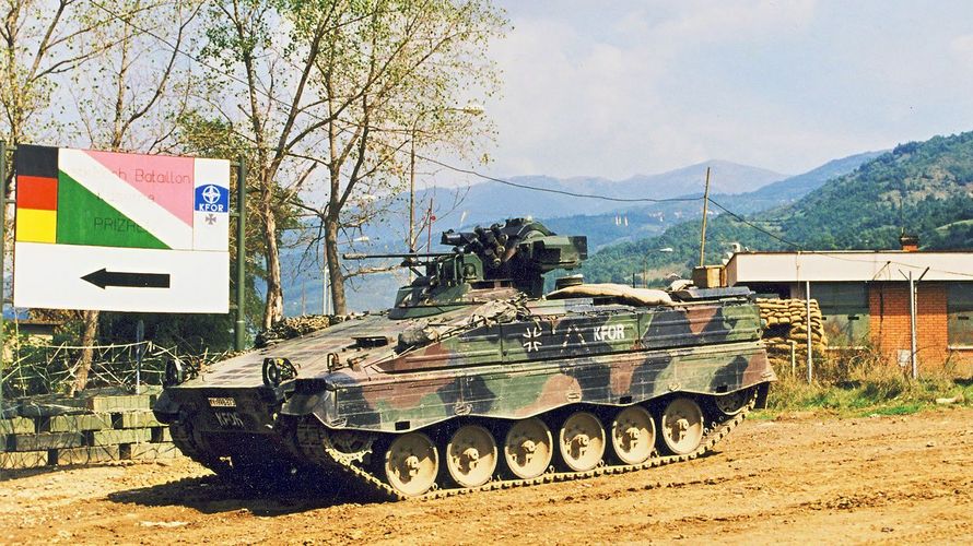 Ein Schützenpanzer Marder im Sommer 1999 in Prizren. 20 Jahre nach Missionsbeginn soll die deutsche Beteiligung am Kfor-Einsatz im Kosovo um ein weiteres Jahr verlängert werden. Foto: DBwV/Bombeke