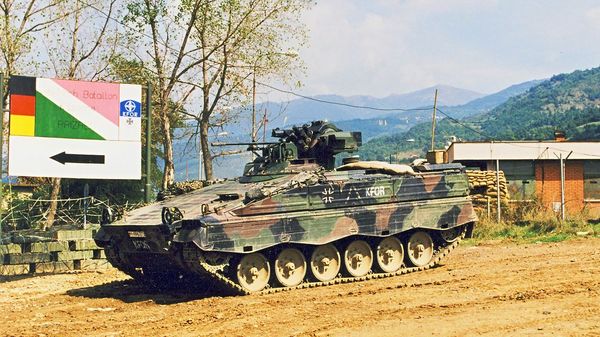 Ein Bild aus den Anfangstagen des Einsatzes: Im August 1999 sichert ein Schützenpanzer "Marder" eine Zufahrt zum Feldlager Prizren. Foto: DBwV/Bombeke