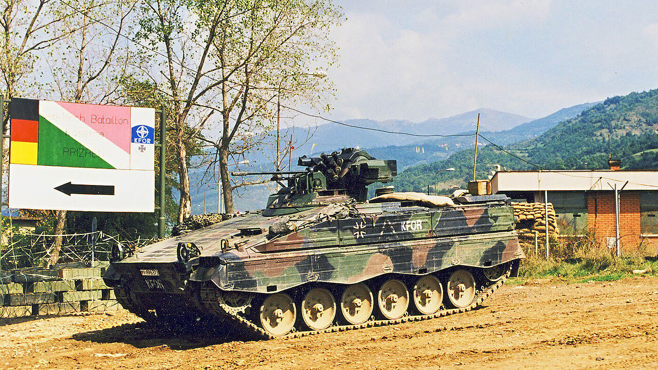 Ein Schützenpanzer Marder im Sommer 1999 in Prizren. 20 Jahre nach Missionsbeginn soll die deutsche Beteiligung am Kfor-Einsatz im Kosovo um ein weiteres Jahr verlängert werden. Foto: DBwV/Bombeke