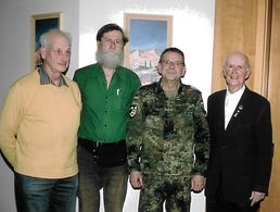 Der Vorstand mit Glaser, Fritze und Wiese (v.l.) mit Bezirksvorsitzendem Lott (in Uniform) Foto: DBwV