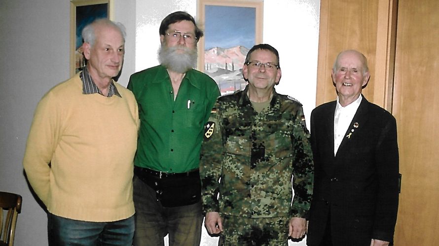 Der Vorstand mit Glaser, Fritze und Wiese (v.l.) mit Bezirksvorsitzendem Lott (in Uniform) Foto: DBwV