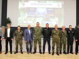 Die externen Referenten, die Dienststellenleitung, Vertreter des DBwV und die Informationssicherheitsbeauftragten. Foto: SB Bohlmann 