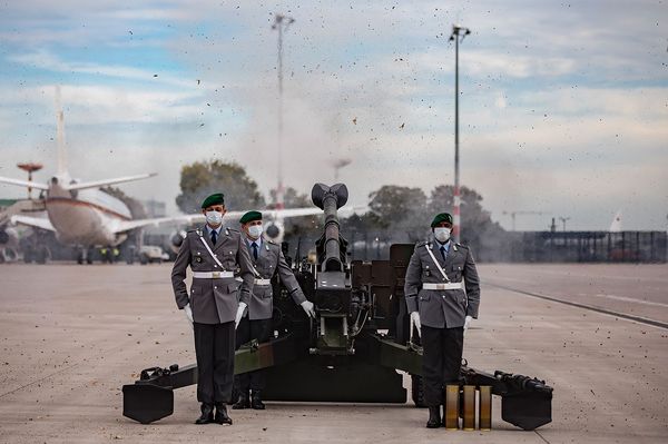 Die 21 Salutschüsse mit der leichten Feldhaubitze des Wachbataillons waren zum ersten Mal am Flughafen BER zu hören. Foto: Bundeswehr/Francis Hildemann