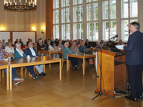 Oberstabsfeldwebel a.D. Bernhard Hauber informierte bei der Info-Veranstaltung der KERH Sonthofen detailliert über zu erwartende Leistungen der Beihilfe im Pflegefall. Text: Stefan Weyer