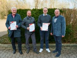 Die Auszeichnungen des DBwV bei der Landesvorstandssitzung für Landesgeschäftsführer Benno Spitzweg (von links) sowie Bezirksvorsitzendem Gerd-Josef Bopp und Beisitzer zivile Beschäftigte Alexander Träsch überreichte Landesvorsitzenden Josef Rauch. Foto: IK 