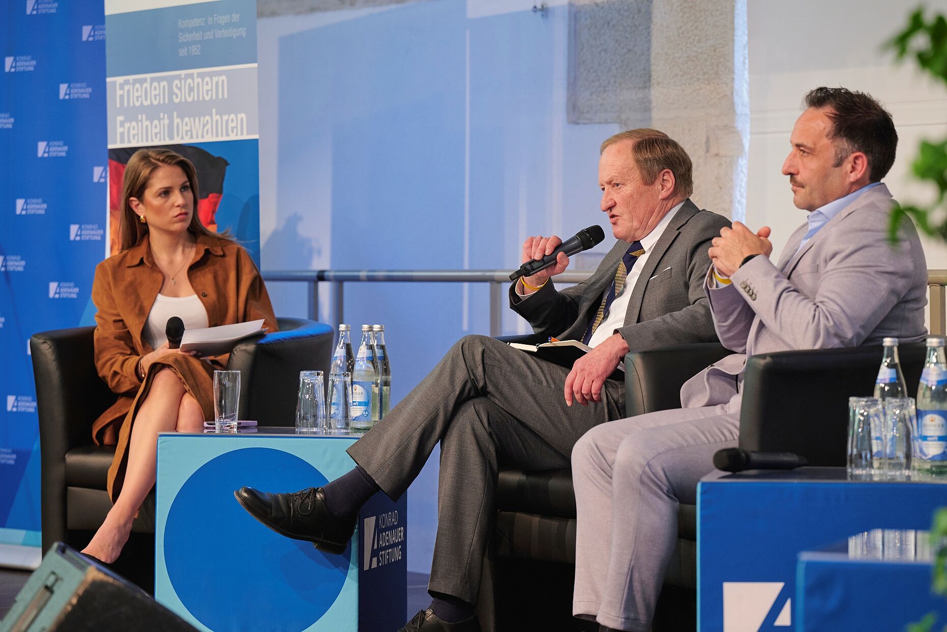 General a.D. Erhard Bühler und Airbus‑CEO Marco Gumbrecht diskutierten über den Beitrag der Rüstungsindustrie zur Umsetzung der Zeitenwende. Foto: Ingo Kaminsky