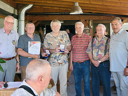 Für langjährige Mandatstätigkeit erhielten Oberstabsfeldwebel a.D. Bernhard Kleeberger (ab 2.v.l.), Oberstabsfeldwebel a.D. Peter Koller, Hauptmann a.D. Sebastian Starnegger, Hauptmann a.D. Paul Scholpp die Verbandsmedaille vom Landesvorsitzenden Oberstleutnant a.D.  Josef Rauch (r.) und Kameradschaftsvorsitzenden Oberstleutnant a.D. Ingo Osbahr (l.). Foto: Ingo Osbahr