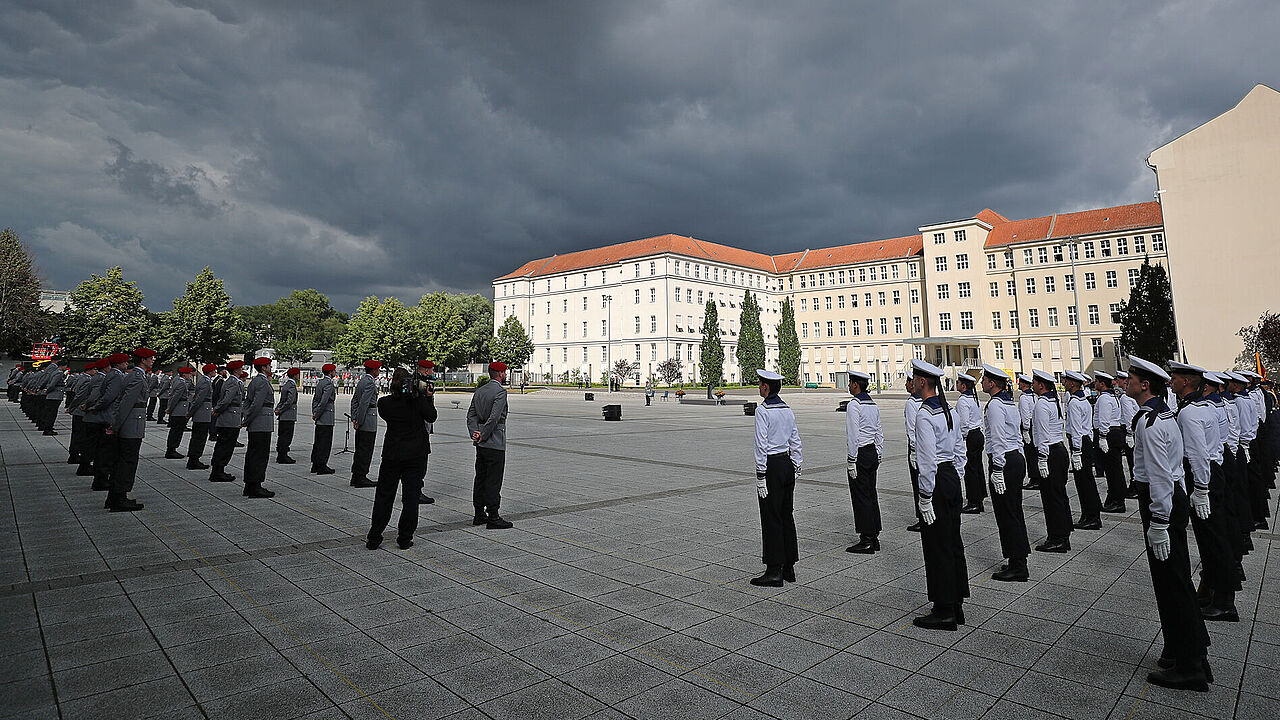 Das BMVg stellt sich neu auf: Zum 1. Oktober wurde die Spitze des Ministeriums neu gegliedert. Foto: Bundeswehr/Sebastian Wilke