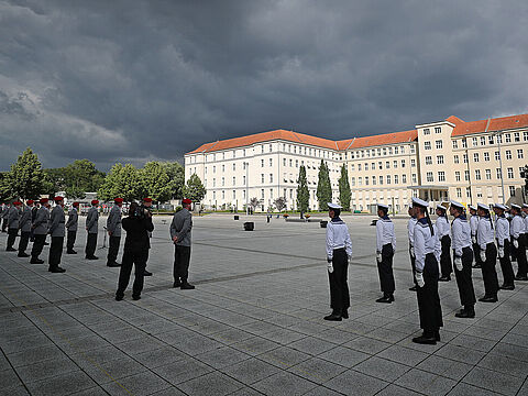 Das BMVg stellt sich neu auf: Zum 1. Oktober wurde die Spitze des Ministeriums neu gegliedert. Foto: Bundeswehr/Sebastian Wilke