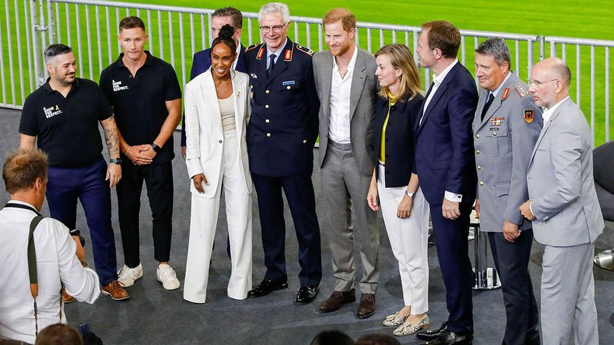 Prinz Harry und die anderen Teilnehmer der Pressekonferenz anlässlich der Startschussveranstaltung für die Invictus Games Düsseldorf 2023  picture alliance/Geisler-Fotopress/Robert Schmiegelt