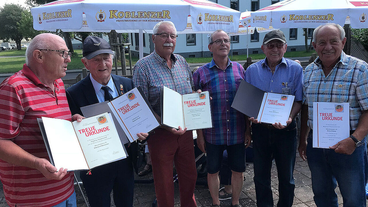 260 Jahre Mitgliedschaft im DBwV: Ekkehard Herrmann, Manfred Esser, Peter Petrich, Walter Witzmann und Heinz Glump (v.l.) mit ERH Vorsitzendenem Alfred Schmitz (Mitte) Foto: KERH Koblenz