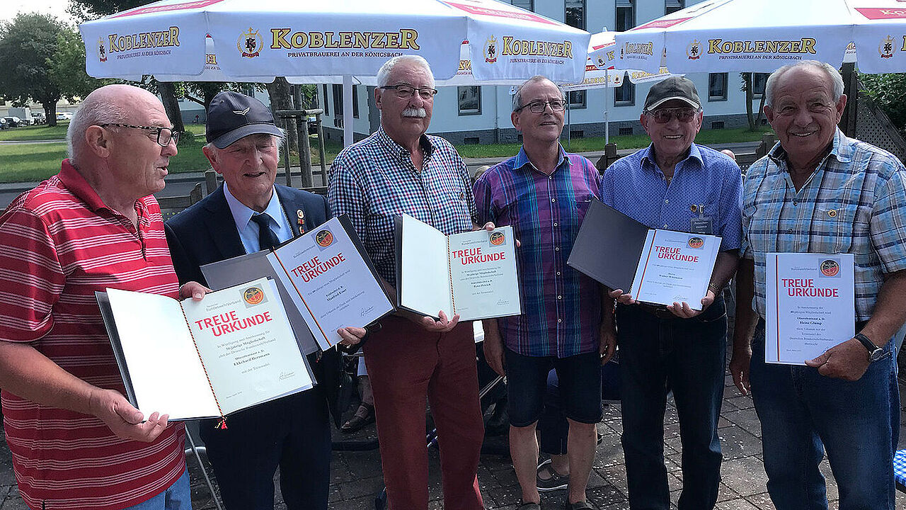 260 Jahre Mitgliedschaft im DBwV: Ekkehard Herrmann, Manfred Esser, Peter Petrich, Walter Witzmann und Heinz Glump (v.l.) mit ERH Vorsitzendenem Alfred Schmitz (Mitte) Foto: KERH Koblenz